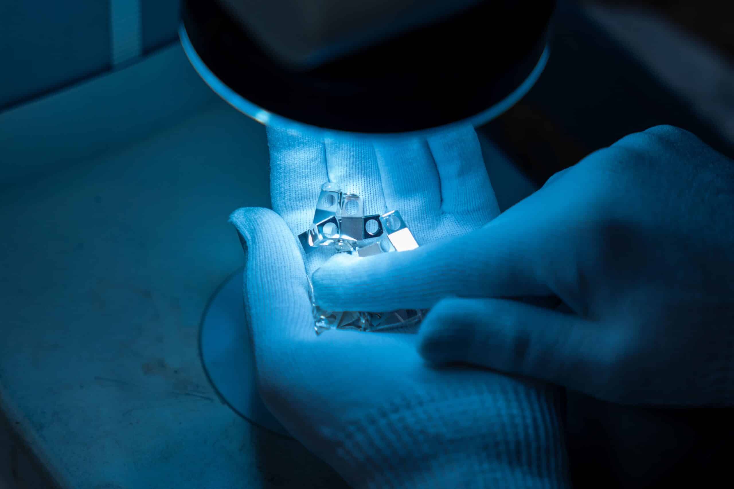 Opérateur réalisant un contrôle qualité sur une pièce technique chez LEGENI